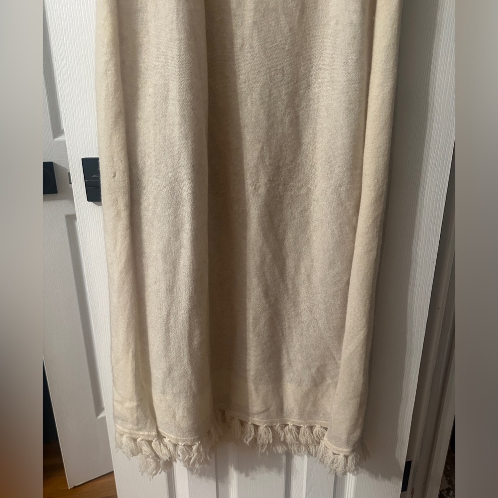 GUC Lilly Pulitzer 100% cashmere scarf wrap in gray/cream one size - Picture 2 of 6